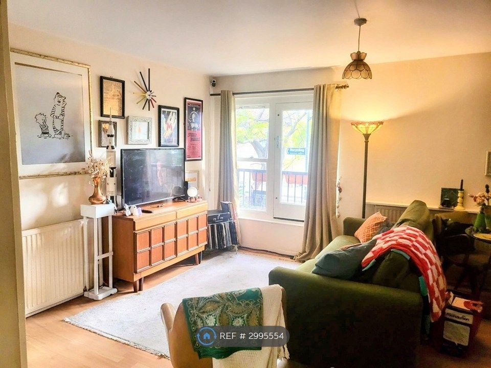 Property photo 1 of 11 Living Room