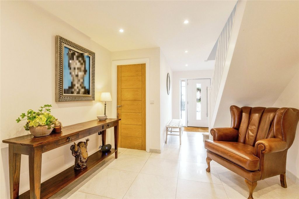 Property photo 3 of 18 Entrance Hallway