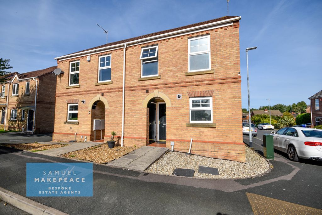 Property photo 1 of 21 Three Bedroom Family Home With Garage, En-Suite And Spacious Living Area