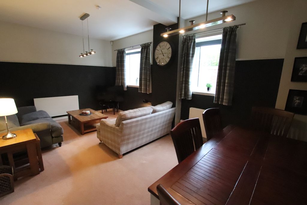 Property photo 3 of 12 Lounge