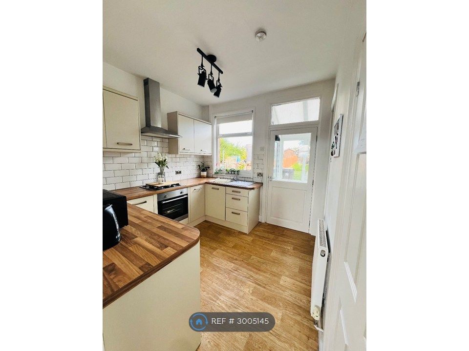Property photo 3 of 10 Kitchen