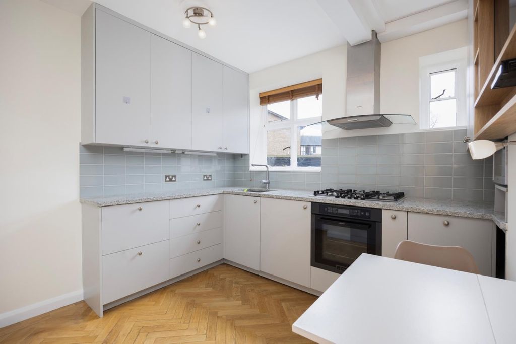 Property photo 3 of 8 Cambridge Park Court 26 - (08 Of 14).Jpg