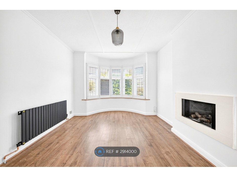 Property photo 3 of 17 Living Room With Bay Window