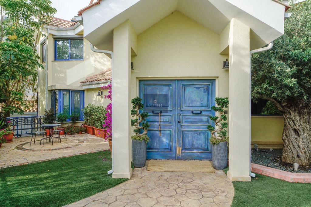 Property photo 2 of 20