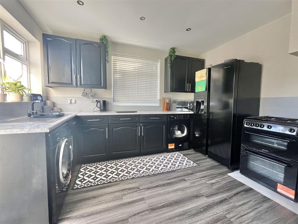 Property photo 2 of 19 Kitchen