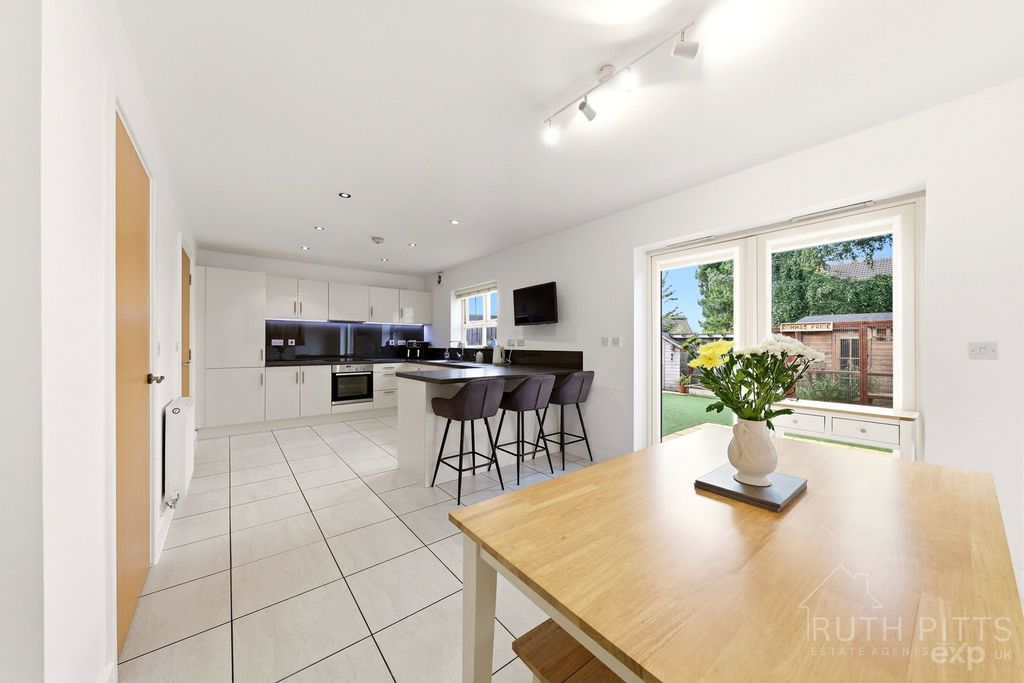 Property photo 2 of 40
