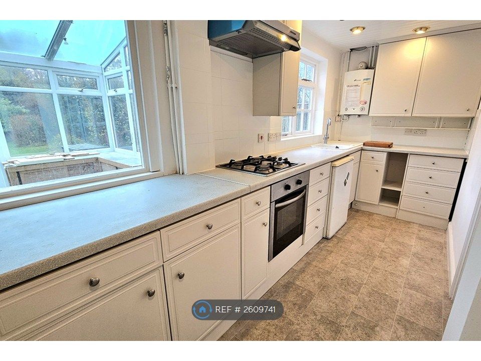 Property photo 3 of 11 Kitchen