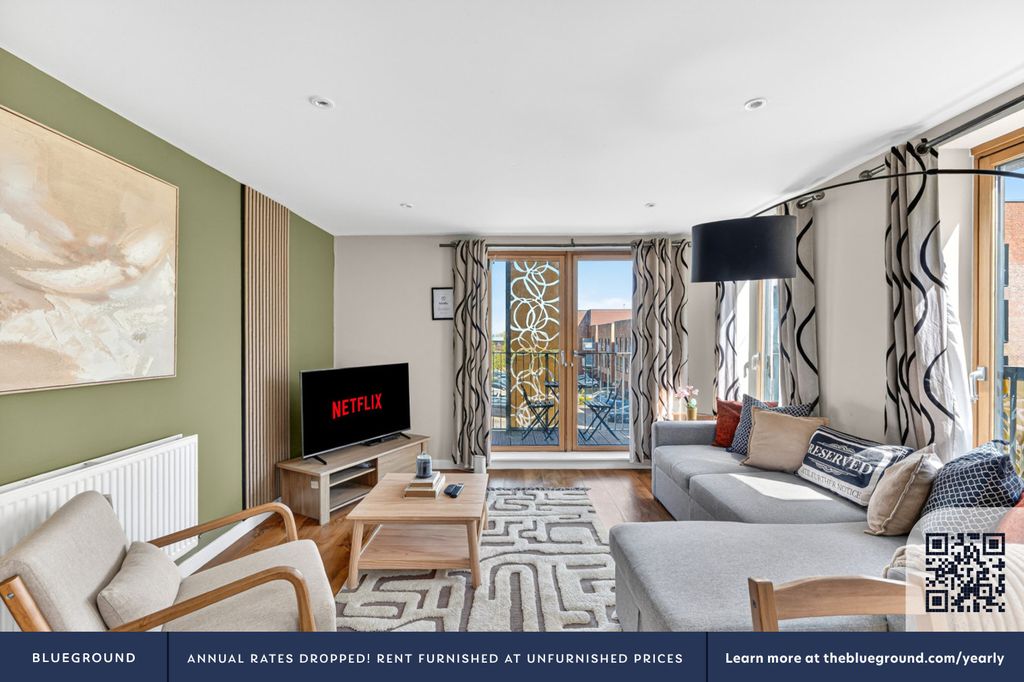 Property photo 3 of 31 Living Room