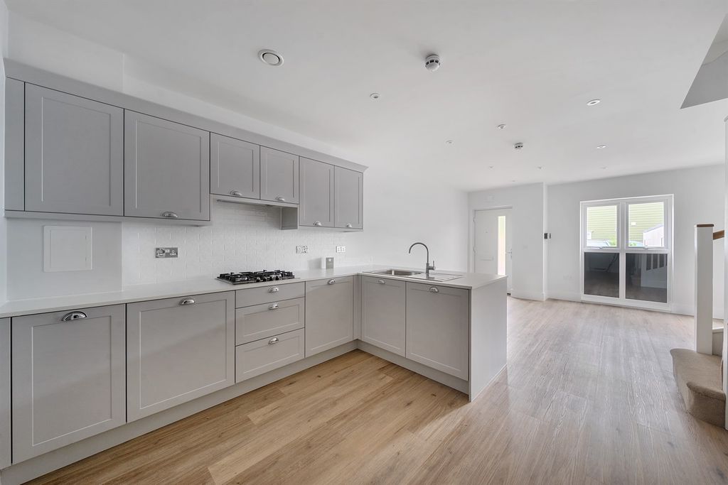 Property photo 3 of 12 Kitchen