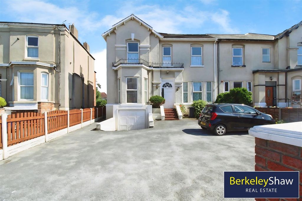 Property photo 1 of 10 External