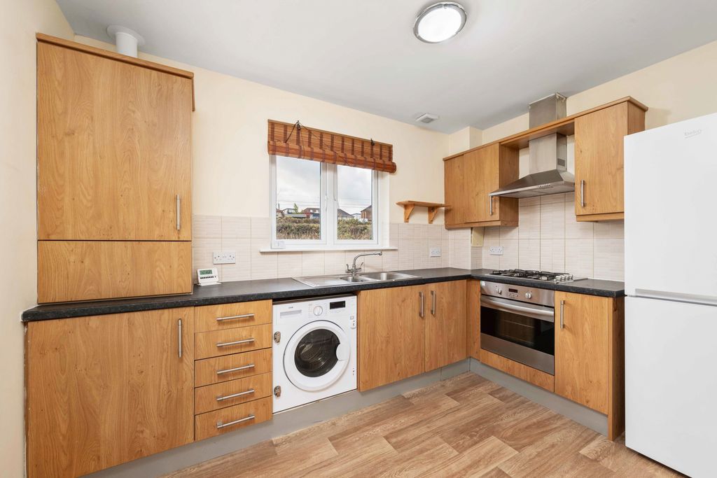 Property photo 2 of 13 2-4 Thornbridge Court 09