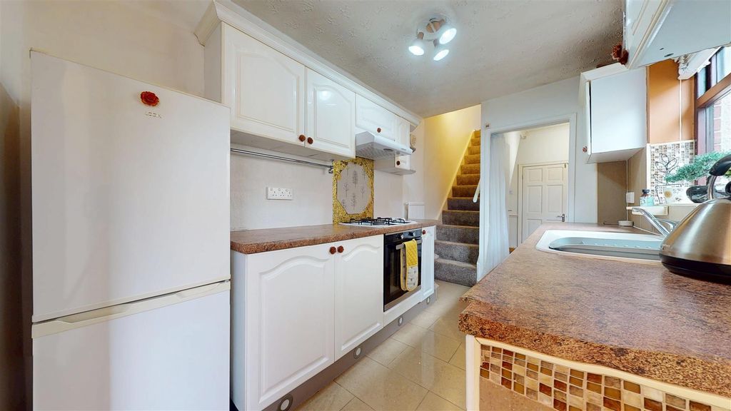 Property photo 3 of 16 Alice Street Kitchen