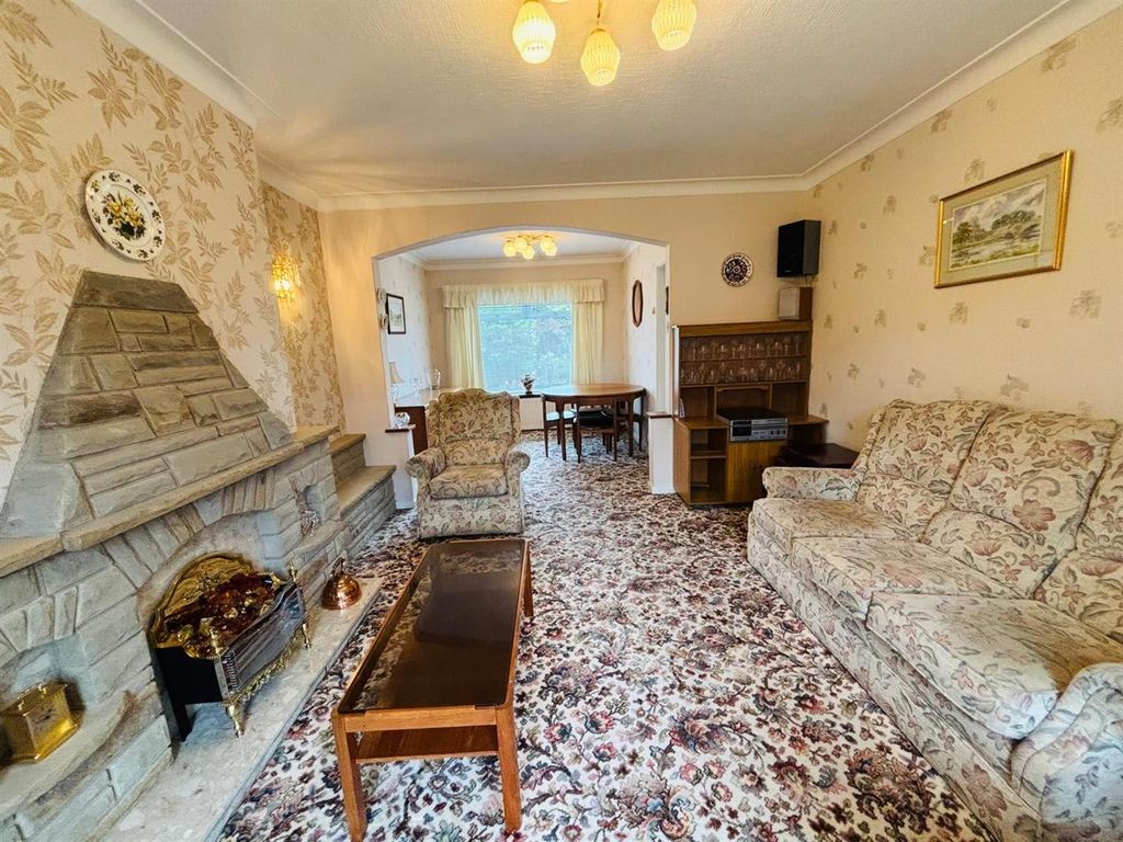 Property photo 2 of 17 Living Room: