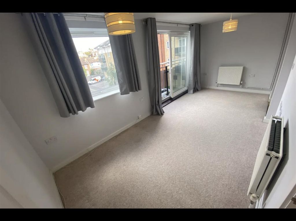 Property photo 3 of 12 Lounge