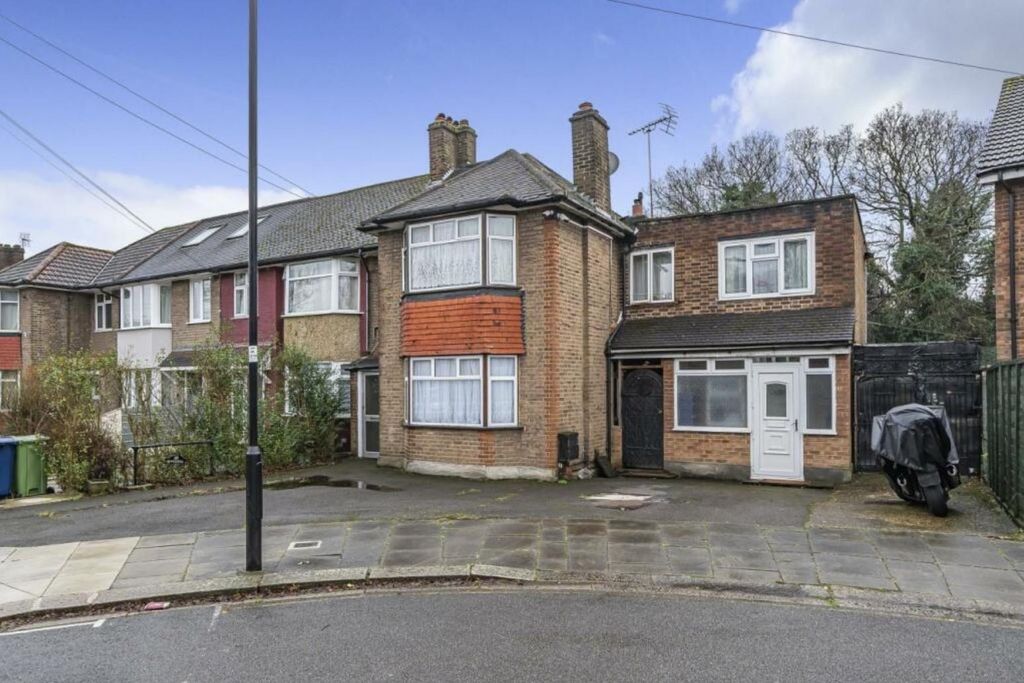 Property photo 2 of 5 63 Selbourne Gardens, Perivale 2.Jpg