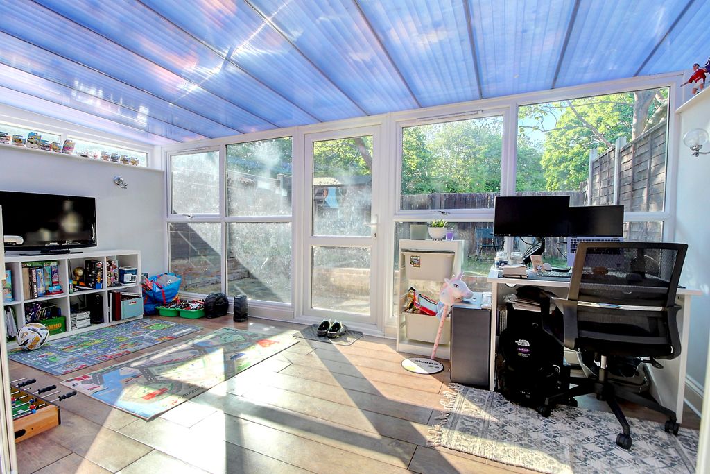Property photo 3 of 16 Conservatory