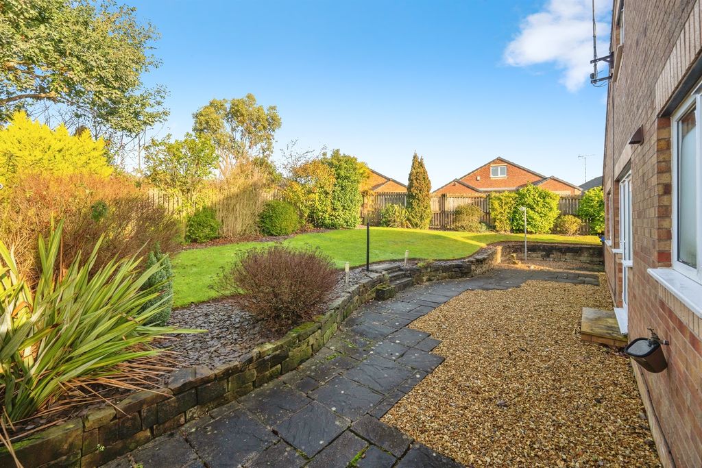 Property photo 2 of 21 Gardens: