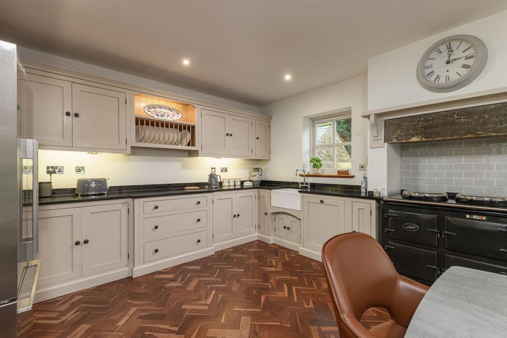 Property photo 2 of 25