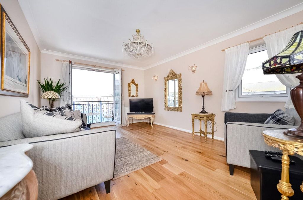 Property photo 3 of 11 Living Room