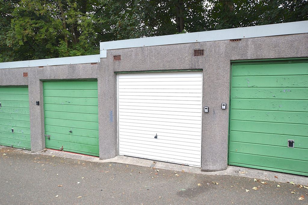 Property photo 1 of 2 Garage External