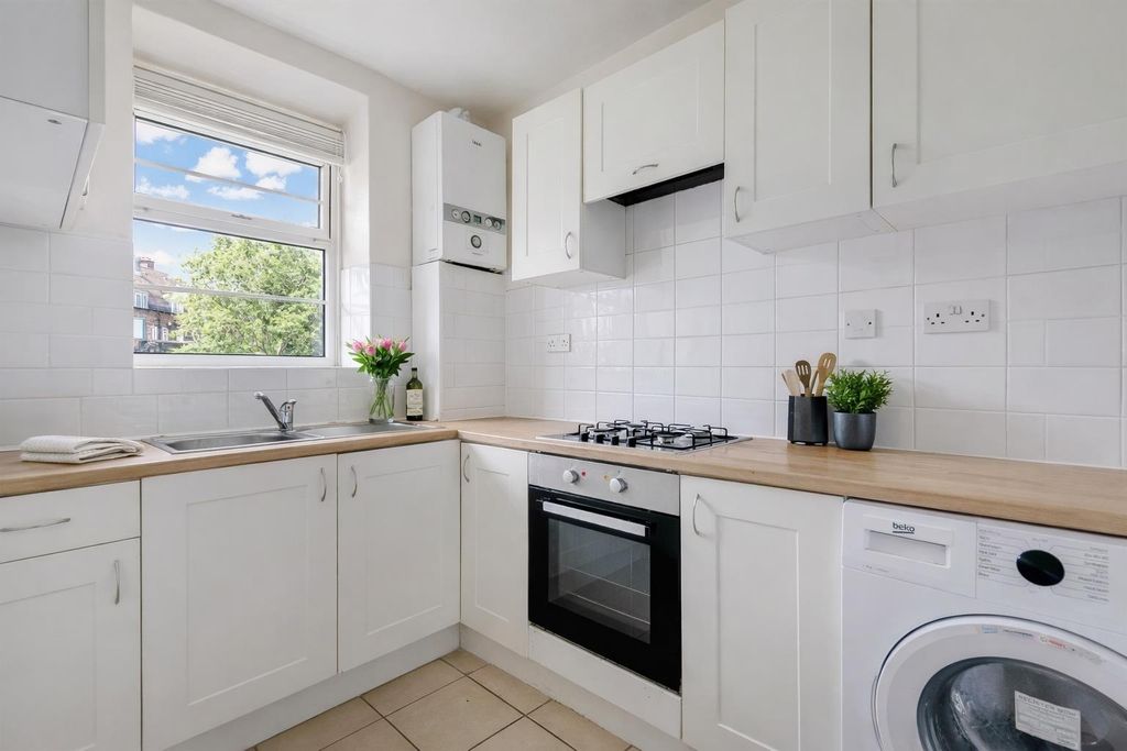 Property photo 2 of 7 Kitchen