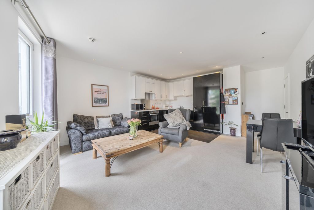 Property photo 2 of 21 Lounge