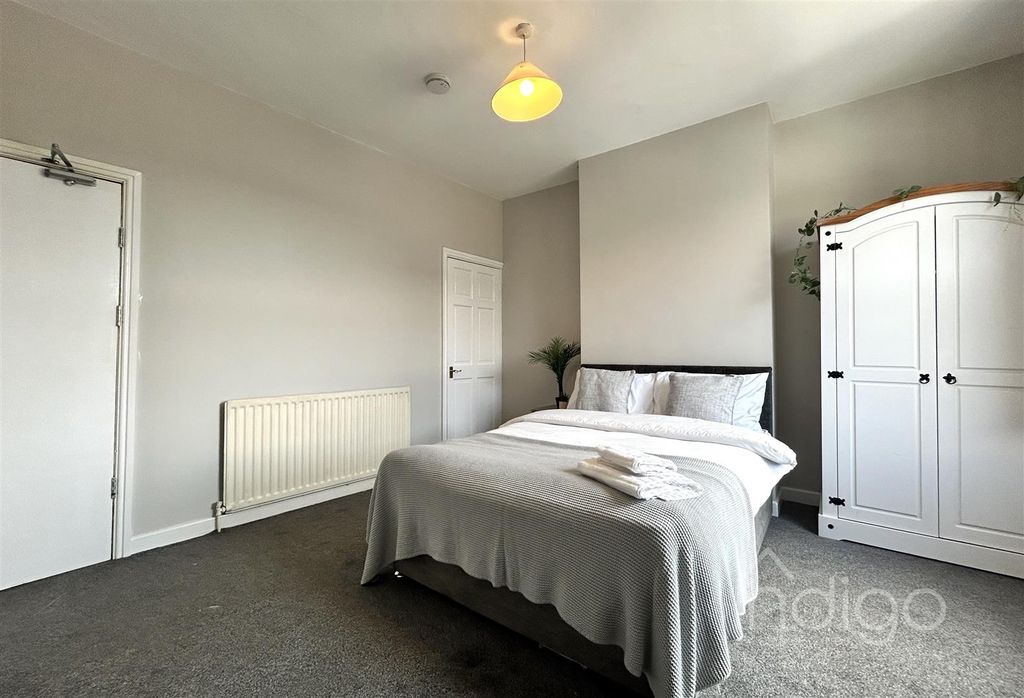 Property photo 3 of 9 Bedroom 1 - King Street4.Jpg