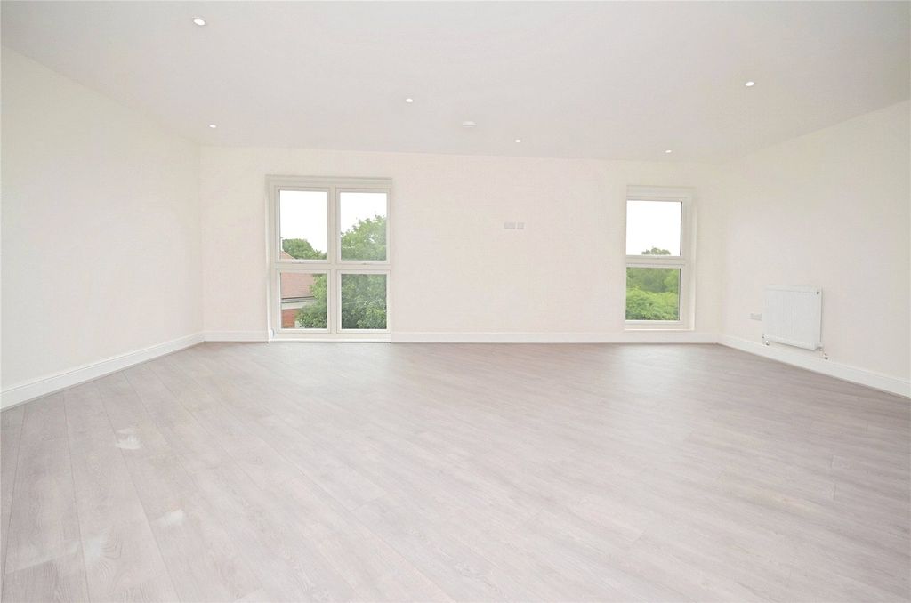 Property photo 2 of 8 Picture No. 12