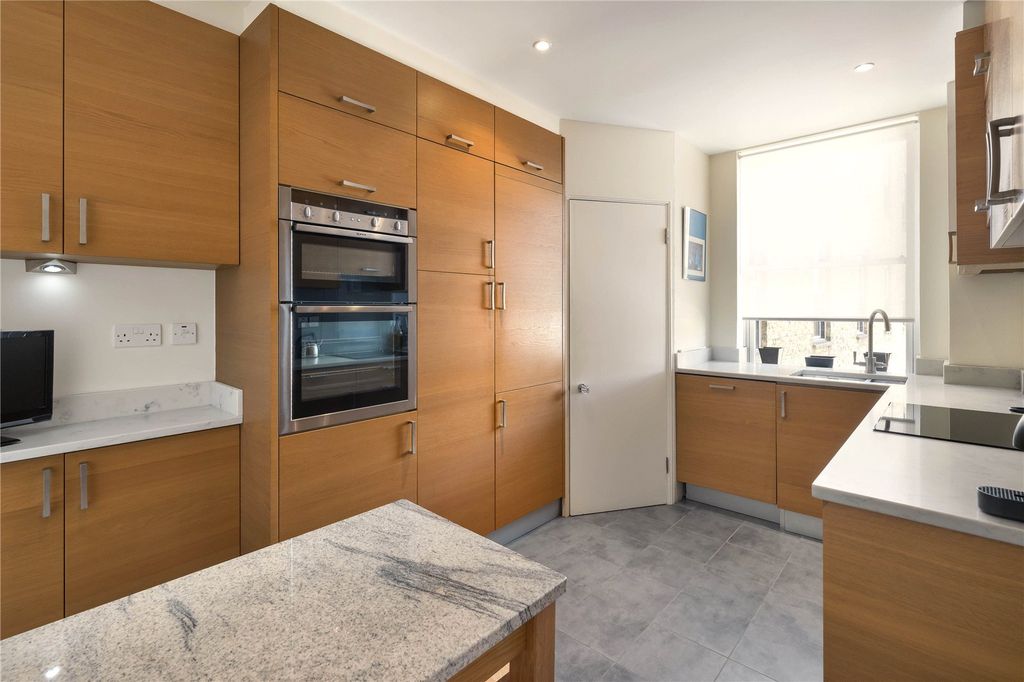 Property photo 2 of 9 Kitchen