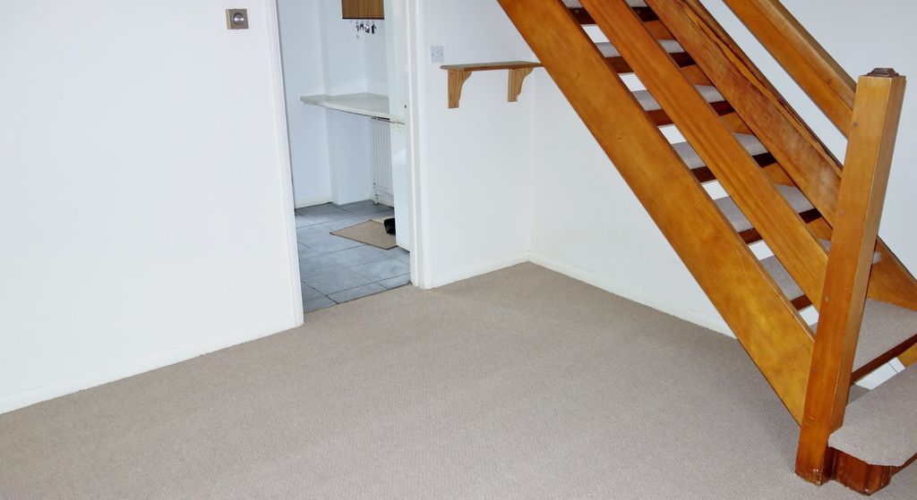 Property photo 3 of 9 Photo 02