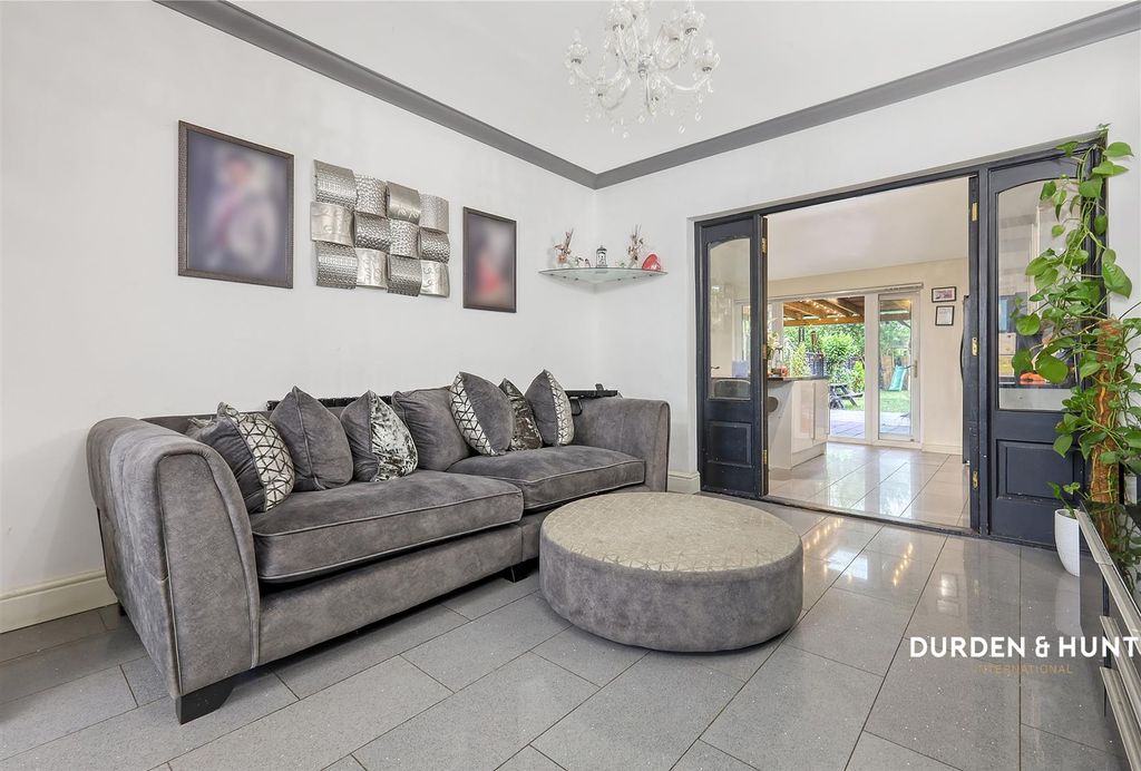 Property photo 2 of 30 Cranham Road