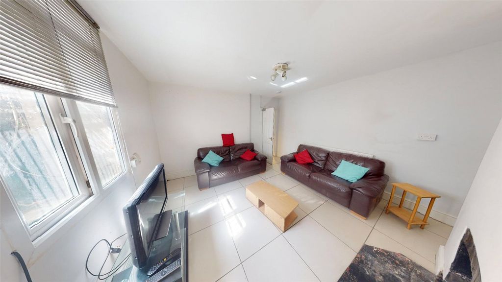 Property photo 2 of 11 Picture No. 17