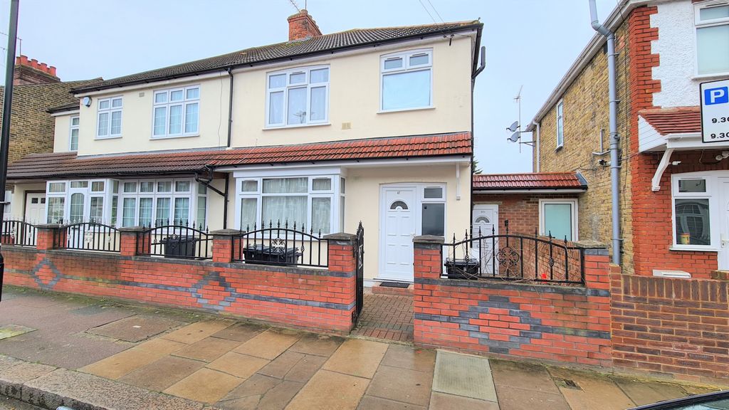 Property photo 1 of 4 Ground Floor Studio Flat In Prominent Location