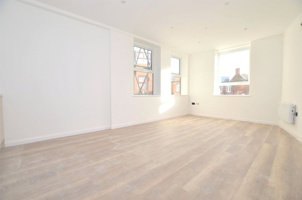 Property photo 2 of 17 Lounge