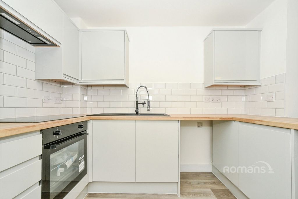 Property photo 3 of 7 Kitchen