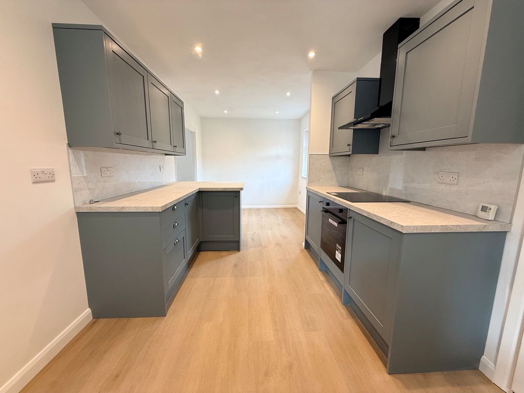 Property photo 3 of 17 Kitchen Aspect 2