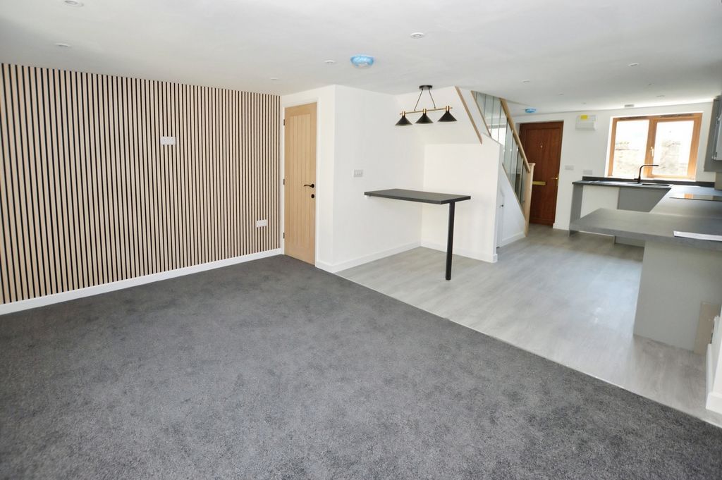 Property photo 2 of 8 Lounge