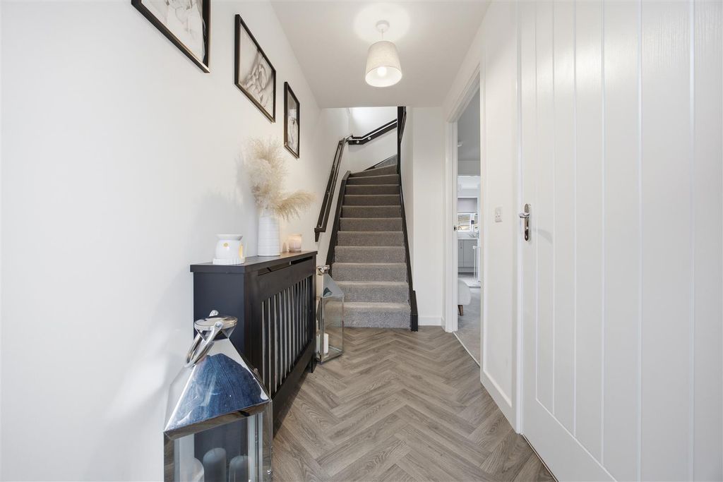 Property photo 2 of 18 04-23_Kensington_Place_Gartcosh_004.Jpg