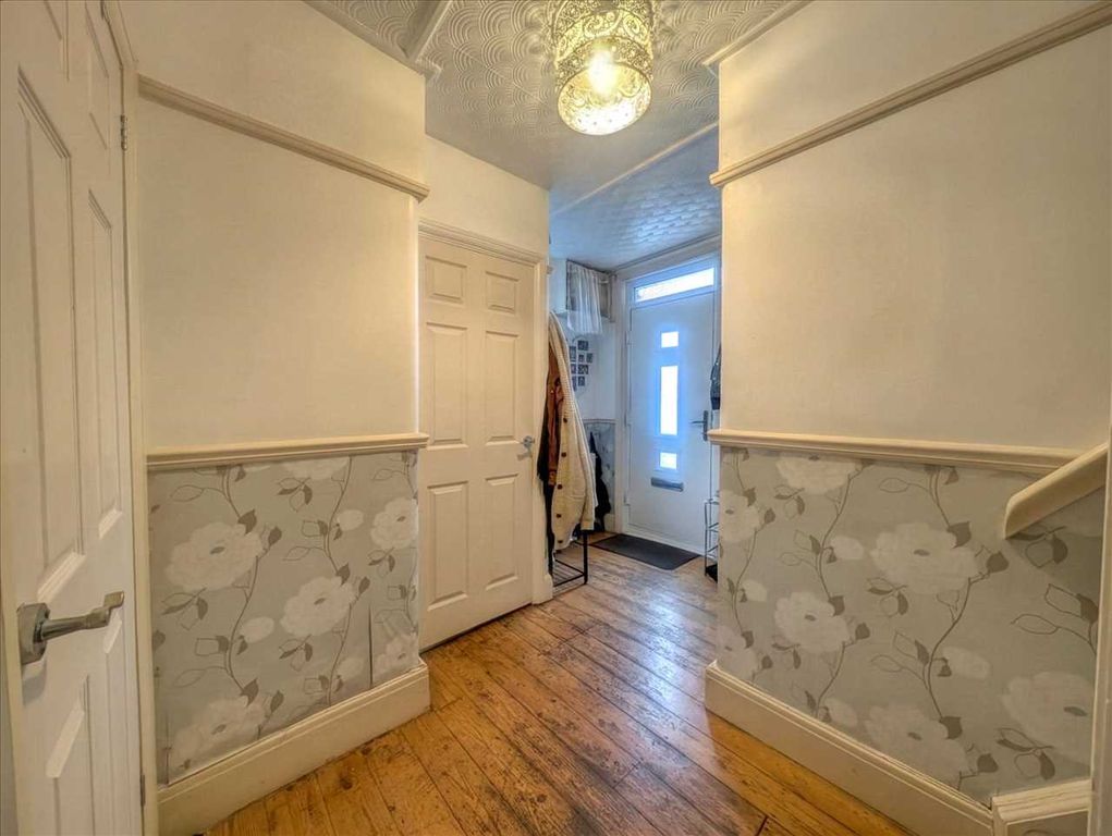 Property photo 3 of 18 Entrance Hall