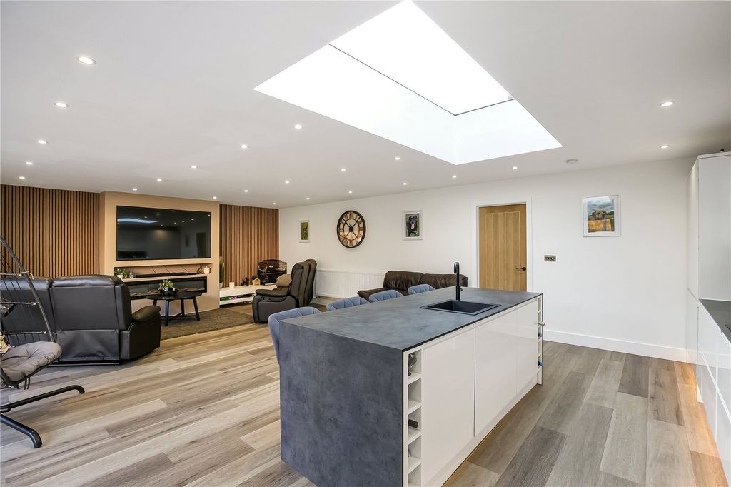 Property photo 3 of 16 Picture No. 11