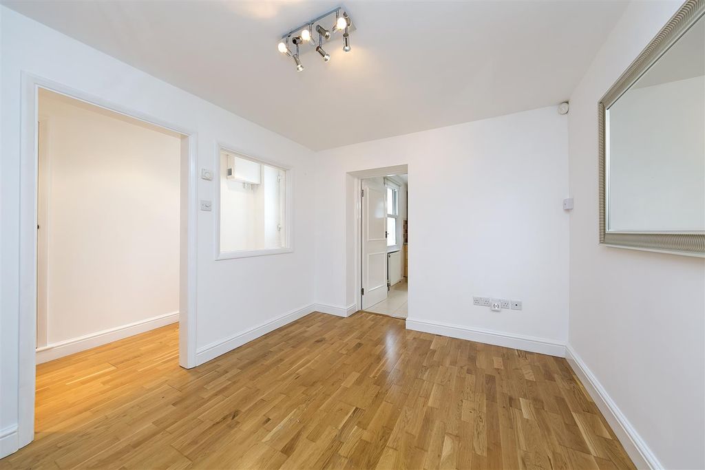 Property photo 1 of 8 21A Grosvenor Road-04.Jpg