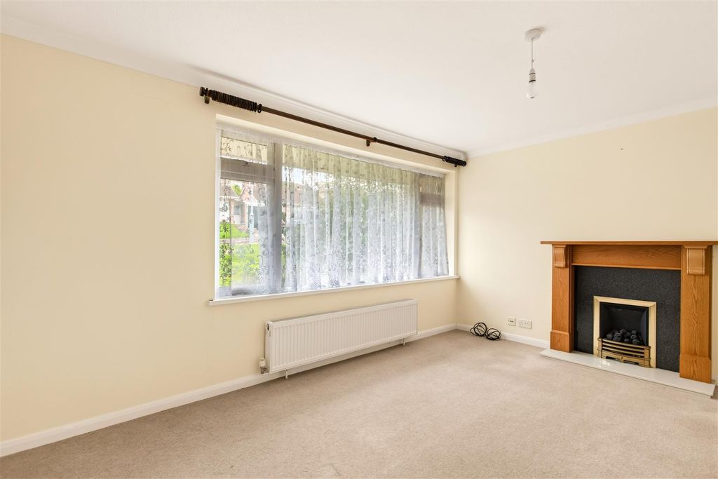Property photo 2 of 16 Sitting Room.Jpg