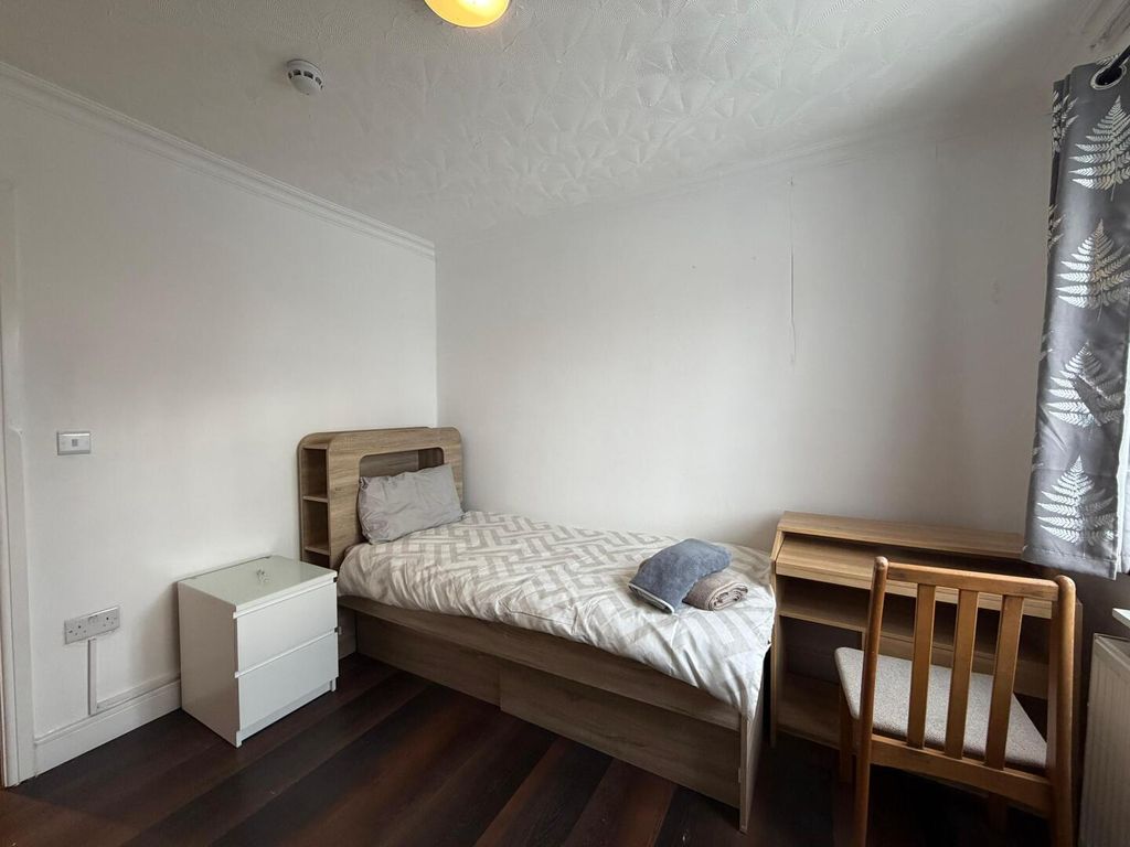 Property photo 2 of 25 Bedroom