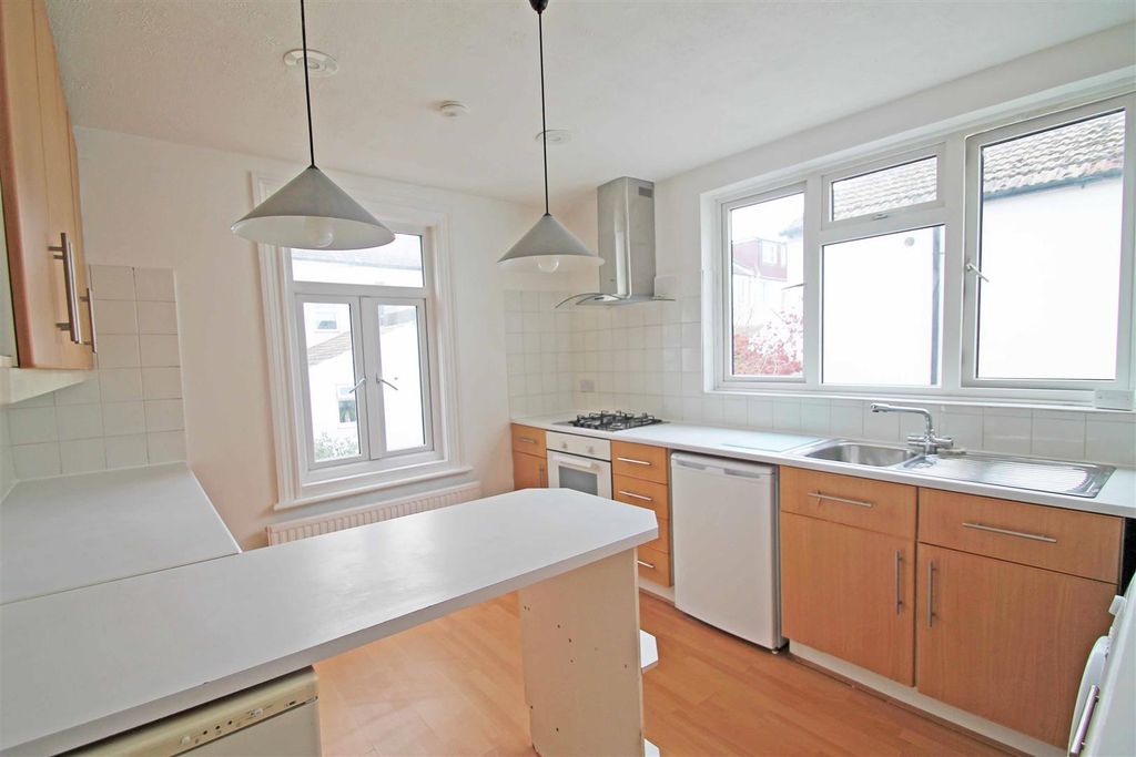 Property photo 3 of 10 Kitchen