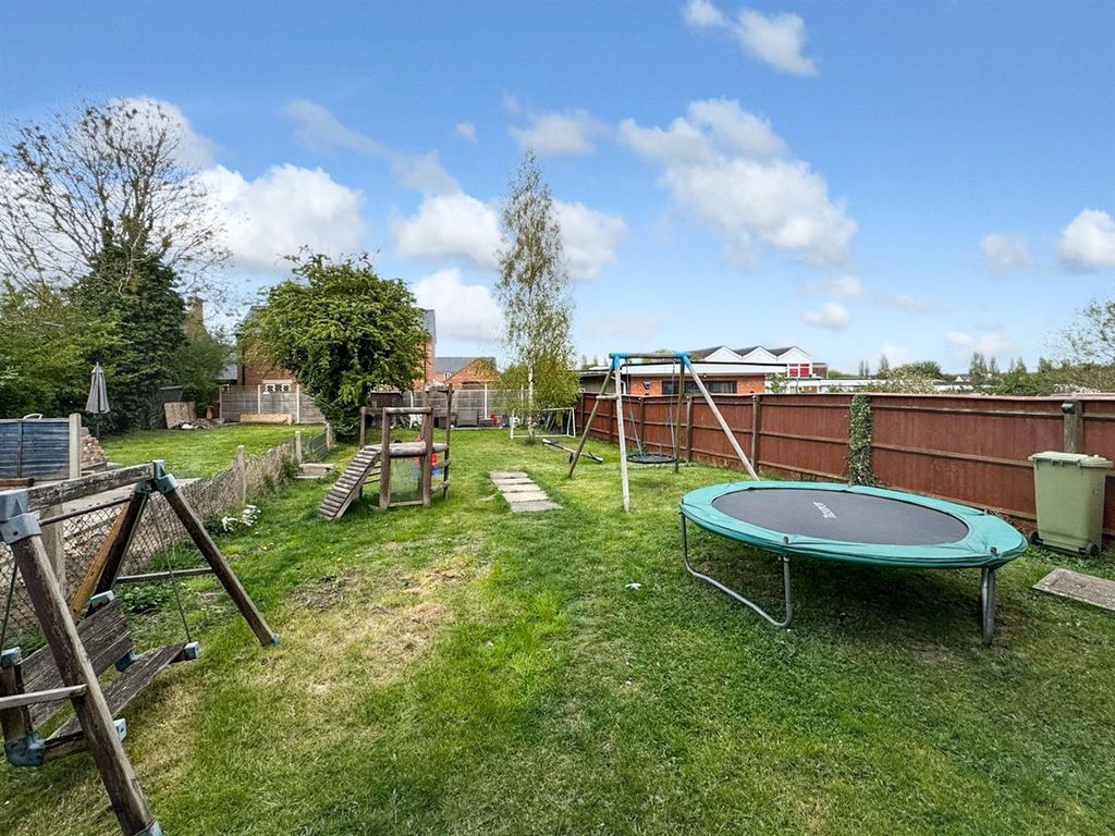 Property photo 2 of 15 Stmarysgarden.Jpg