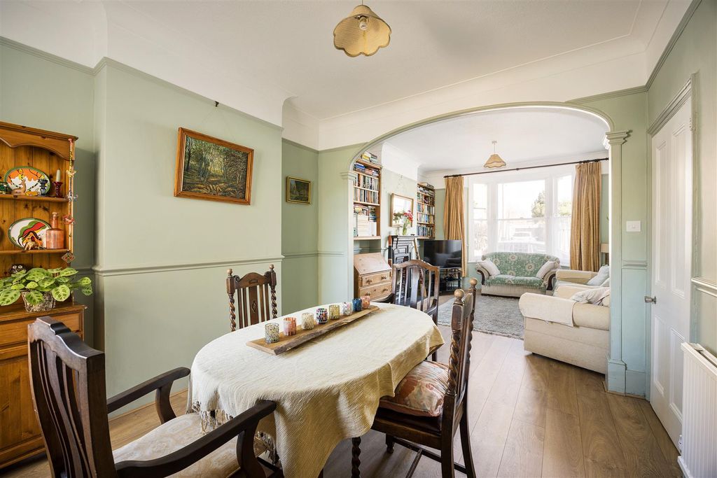 Property photo 3 of 42 Chelmsford Road, E18