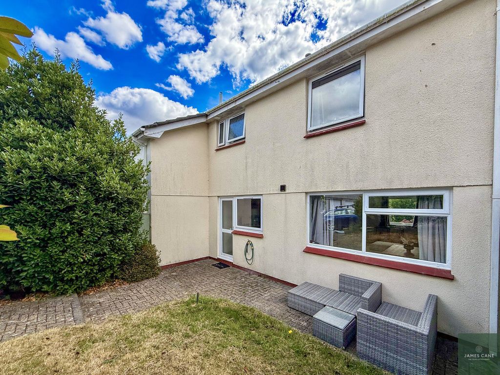 Property photo 2 of 20