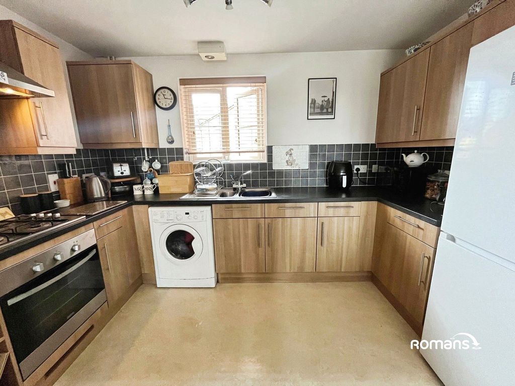 Property photo 3 of 10 Kitchen 1