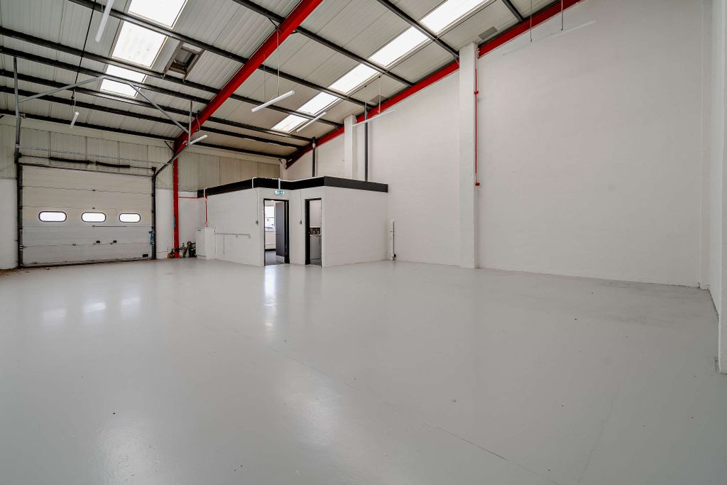 Property photo 3 of 14 8641830-Interior04-800