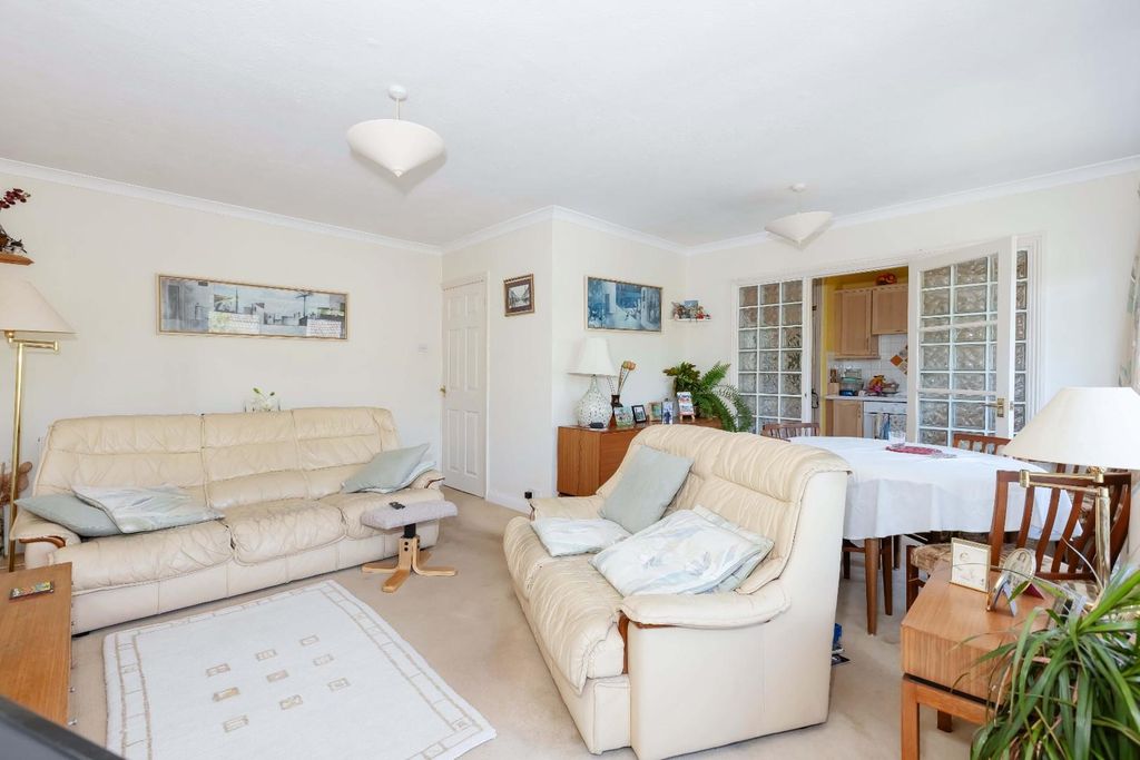Property photo 3 of 12 Caisters Close_1.Jpg